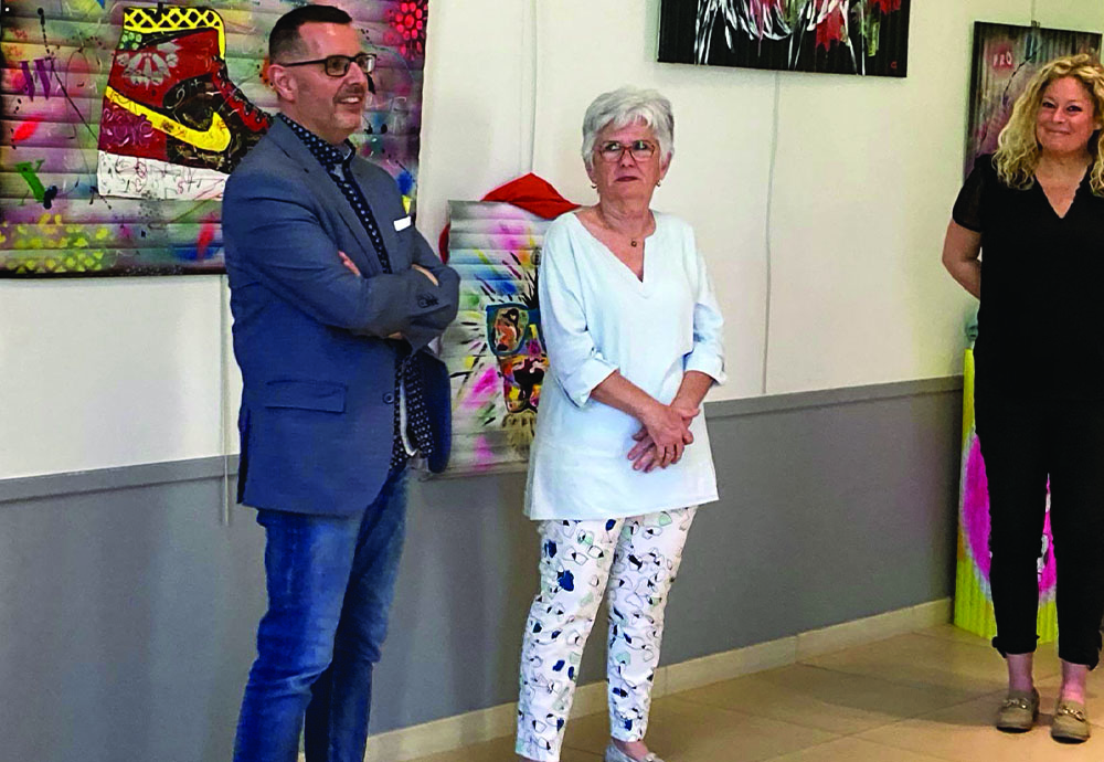 VERNISSARTS : ANNIE GROS AVANT LA BIBLIOTHÈQUE RENÉE PETIT