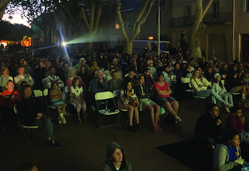 CARTON PLEIN POUR LA SÉANCE DE CINÉ EN PLEIN AIR DE CINÉMA