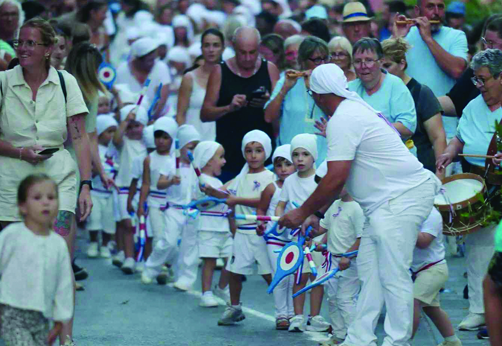 LA DANSE DU SOUFFLET SACRÉE REINE DE LA FÊTE NATIONALE