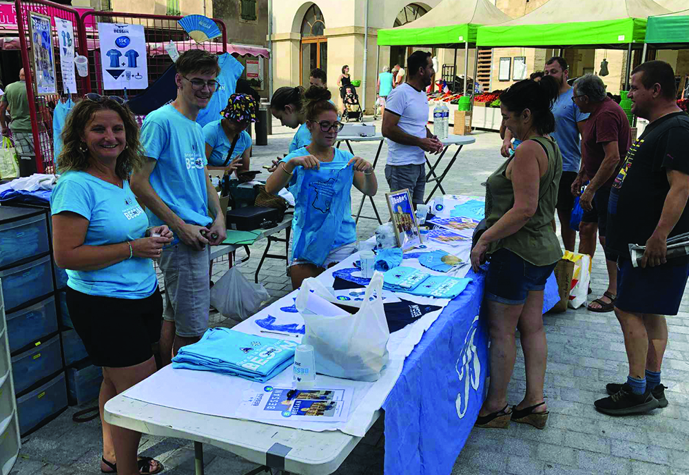 LA JEUNESSE LOCALE PRÉPARE LA FÊTE SUR LE MARCHÉ DOMINICAL