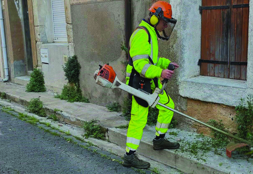LE TRAVAIL DES AGENTS POUR LE DÉSHERBAGE DES RUES DE BESSAN
