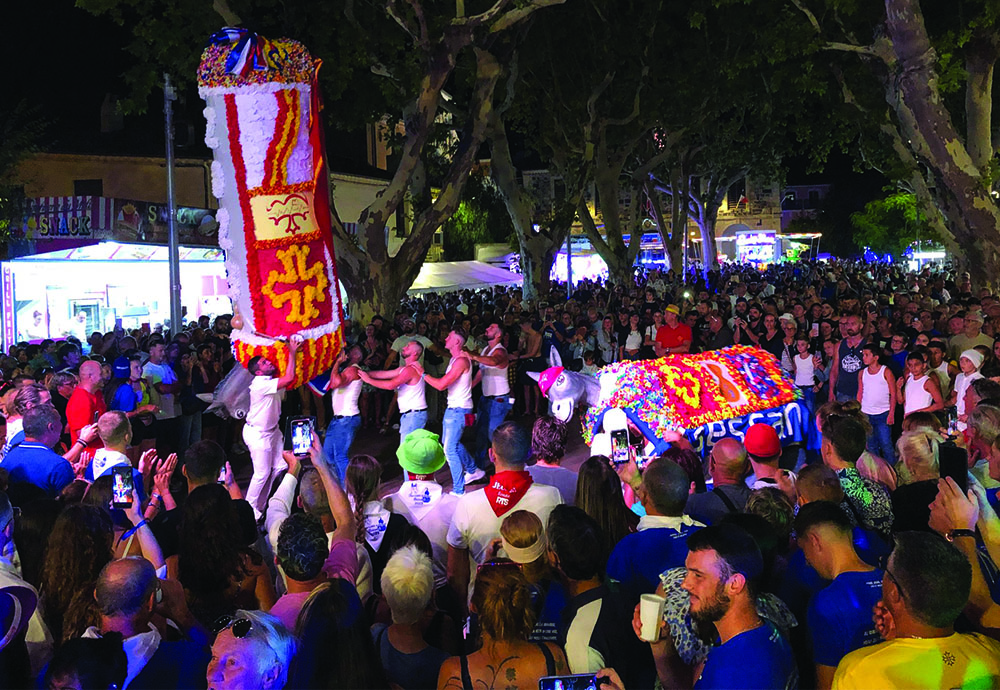 LES LÉGENDES DE L’ÂNE AVANT LA FÊTE LOCALE EN CENTRE-VILLE
