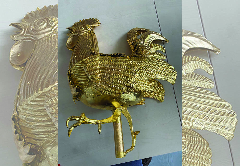 LE COQ DE LA CROIX DE LA MISSION RESTAURÉ VISIBLE EN MAIRIE