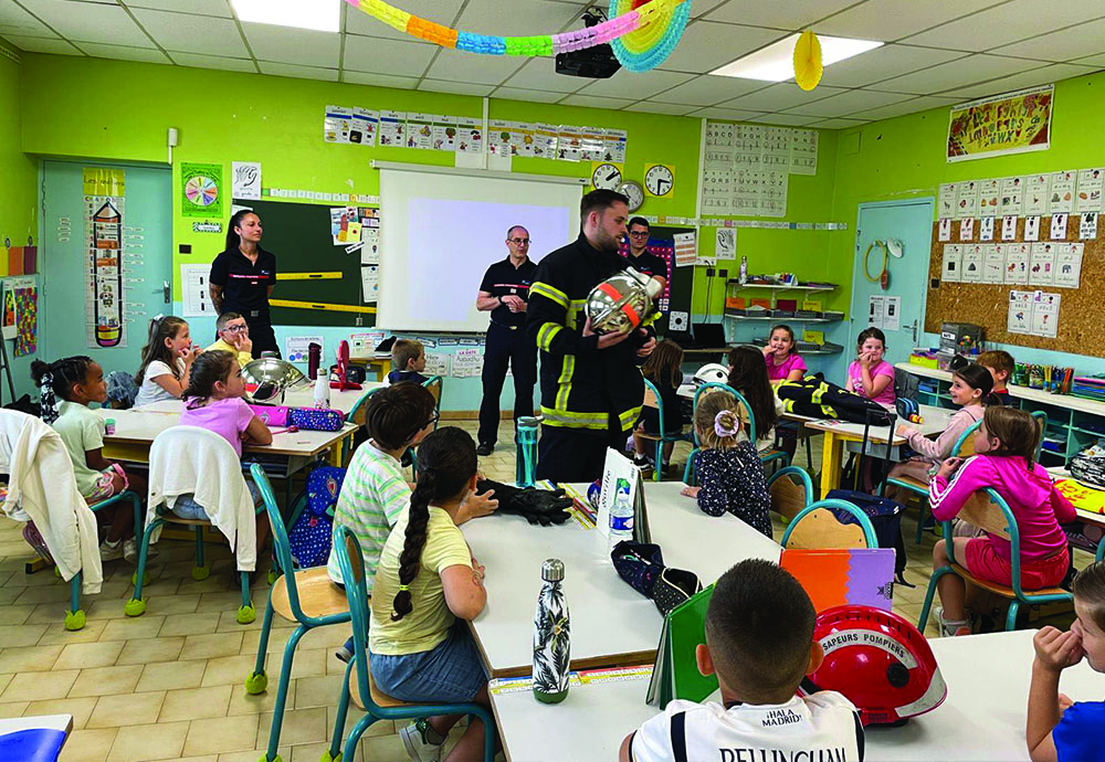 LES SAPEURS-POMPIERS À L’ECOLE EN ATTENDANT L’INAUGURATION