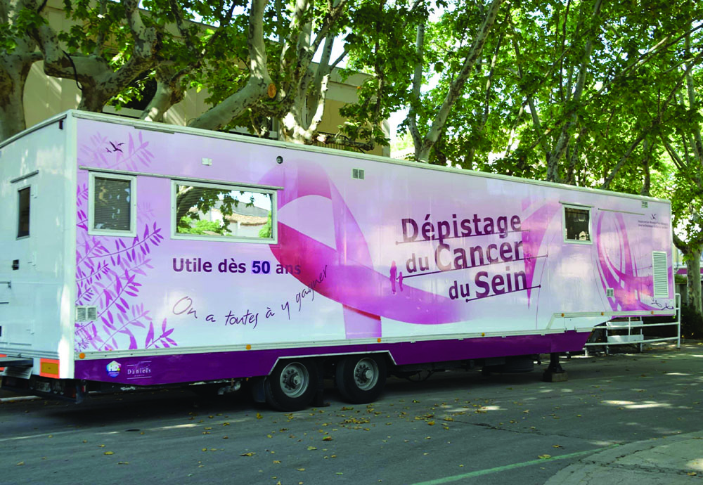 OCTOBRE ROSE : PASSAGE DU MAMMOBILE PLACE LOUIS GLEIZES