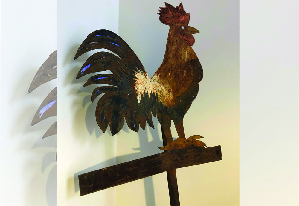 CROIX DE LA MISSION : L’ANCIEN COQ MIS EN VALEUR EN MAIRIE