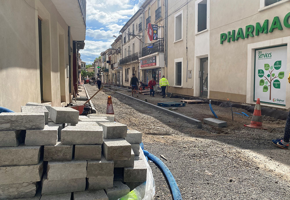 286 TONNES DE PIERRES VONT ÊTRE POSÉES DANS LA GRAND’RUE