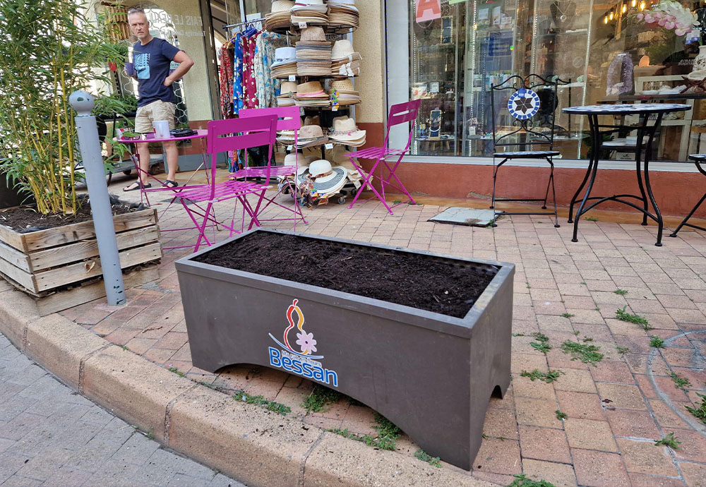 LES BACS À FLEURS CITOYENS ONT ÉTÉ DISTRIBUÉ PAR LES ÉLUS