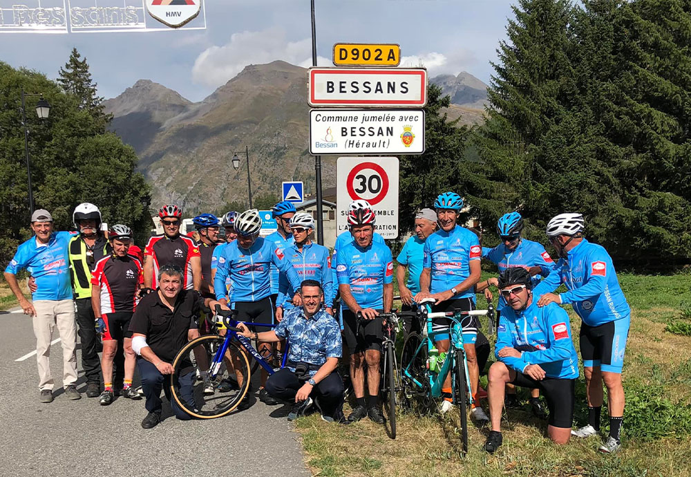 LES MOTOS ANCIENNES SUR LE DÉPART POUR BESSANS EN SAVOIE