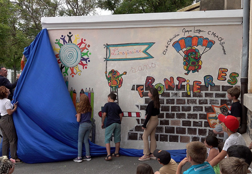 UNE BELLE FRESQUE SCOLAIRE LORS DU PRINTEMPS DES POÈTES