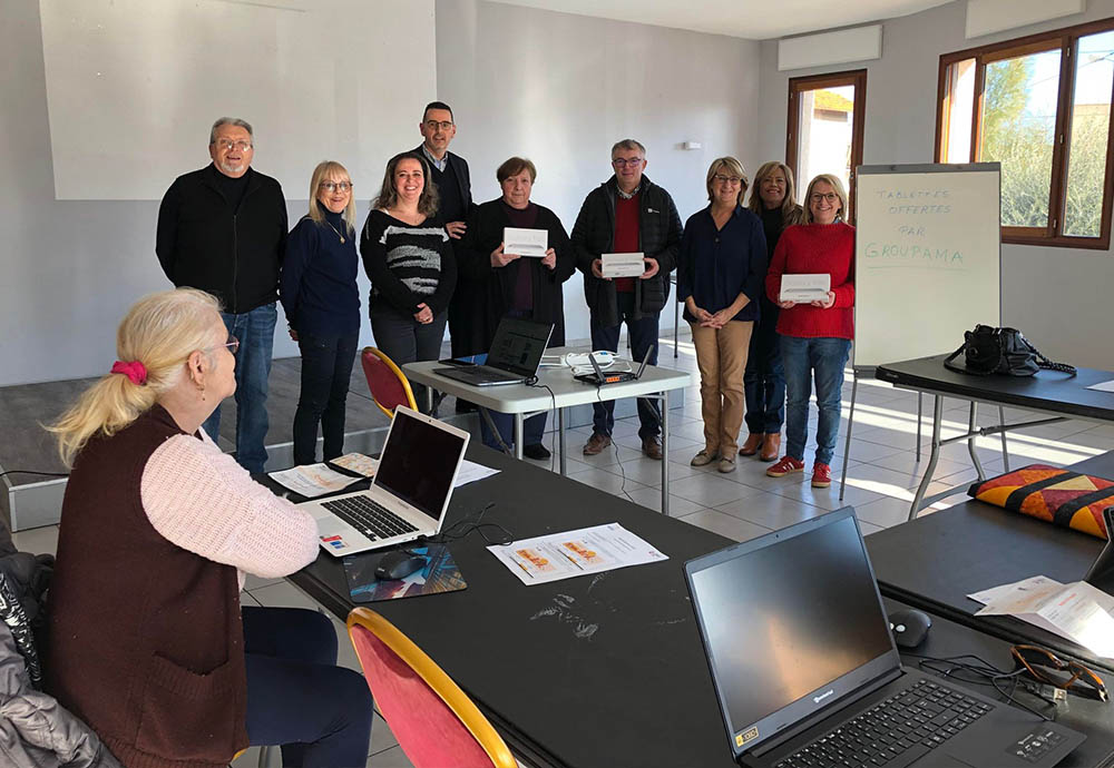 DES TABLETTES OFFERTES PAR GROUPAMA AU CCAS